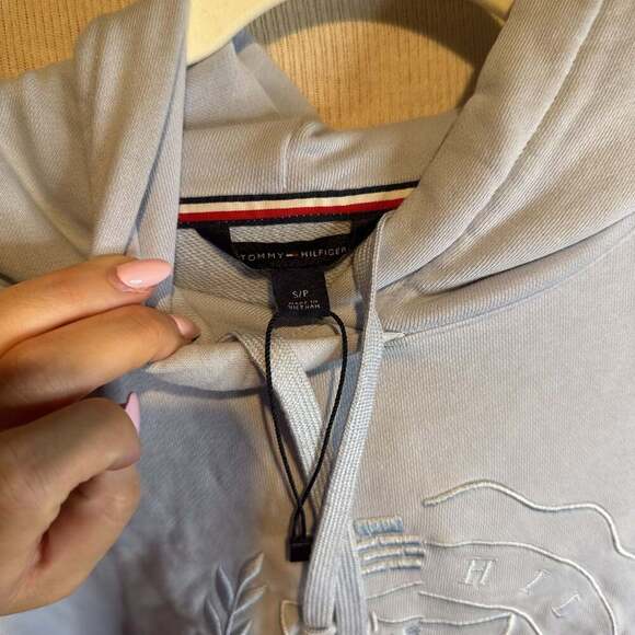 Tommy Hilfiger wms Light Blue Crop Hoodie Collegiate Crest Logo Size S - Picture 3 of 3
